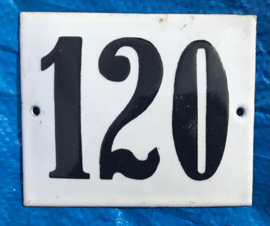 mooi oud en bol zwart-wit emaille huisnummer ; 120., Ophalen of Verzenden