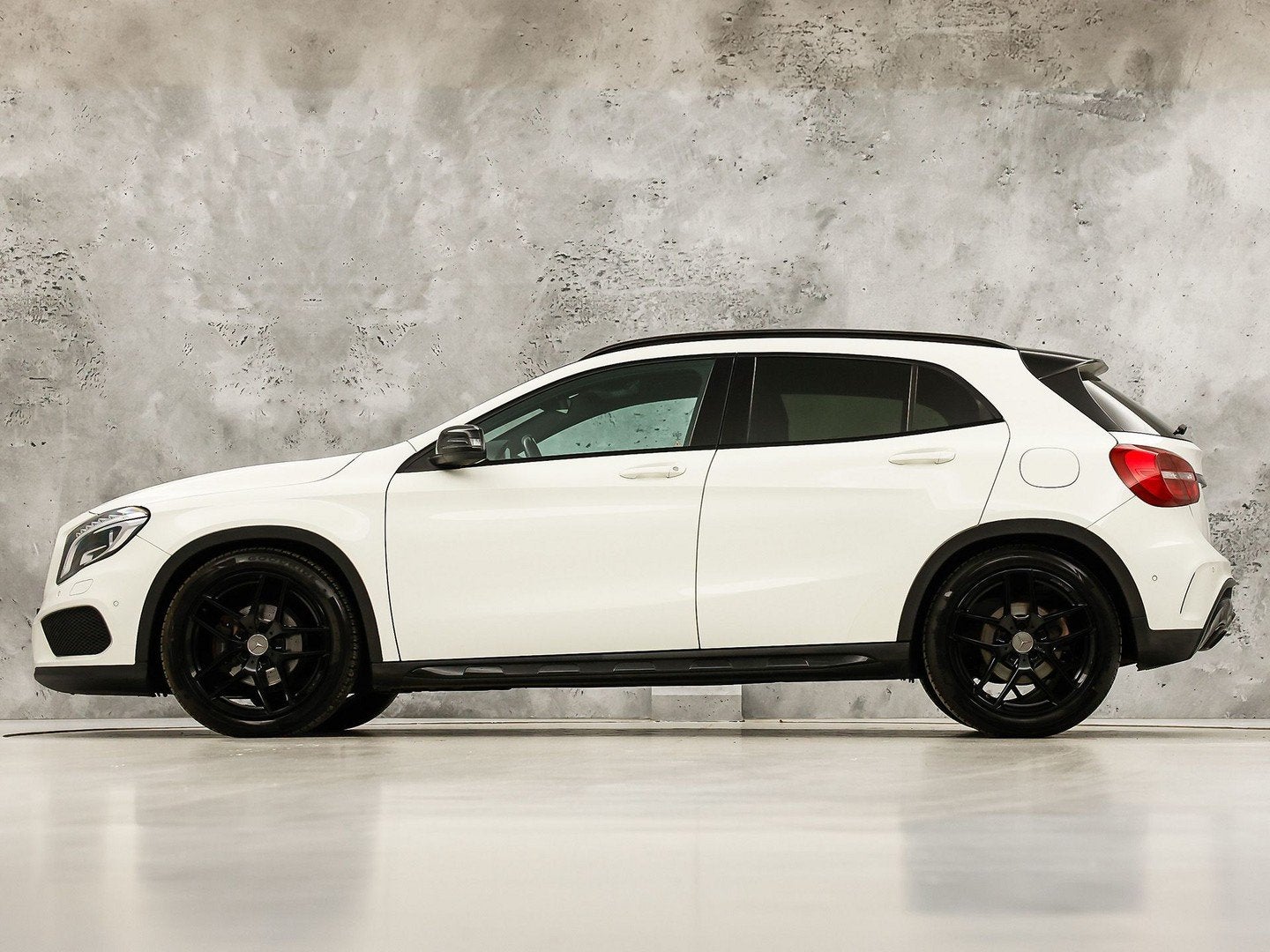 Mercedes-Benz GLA 180 AMG Night Edition Plus Automaat (GROOT, 12 maanden, Gebruikt, 4 cilinders, Leder en Stof