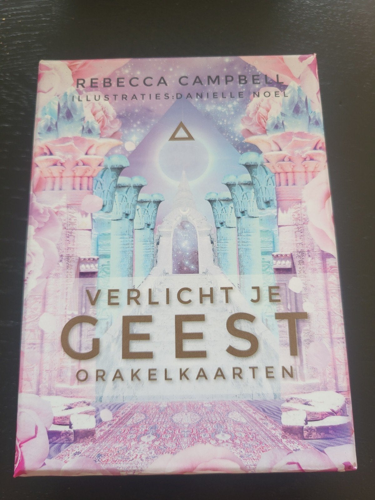 Verlicht je Geest Orakelkaarten - Rebecca Campbell, Boeken, Ophalen of Verzenden, Zo goed als nieuw, Tarot of Kaarten leggen, Overige typen