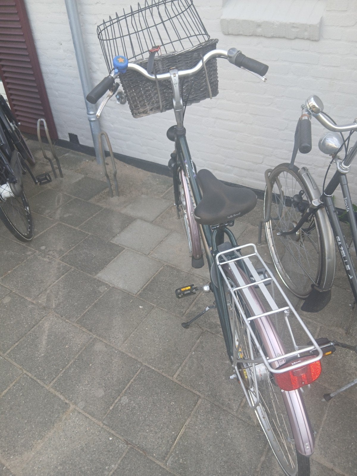 Damesfiets met mand - banden moeten opgepompt worden, Fietsen en Brommers, Ophalen of Verzenden, Gebruikt, Overige merken