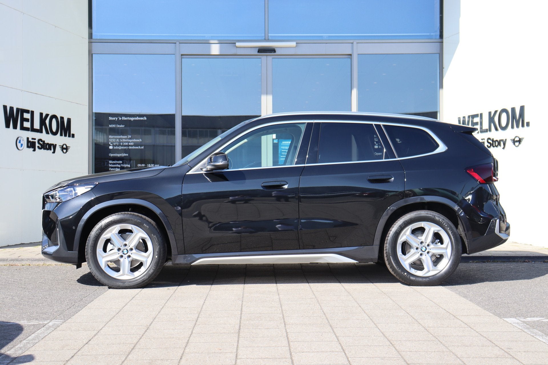 BMW iX1 eDrive20 Pure Edition / Fiscale waarde € 44.995,=, Dealer onderhouden, Zwart, Zwart, Leder
