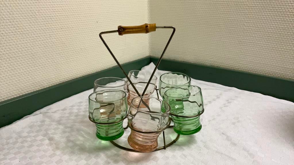 Fruitsap glaasjes in metalen houder, brocante, jaren 60, Ophalen of Verzenden, Zo goed als nieuw, Borrel- of Shotglas