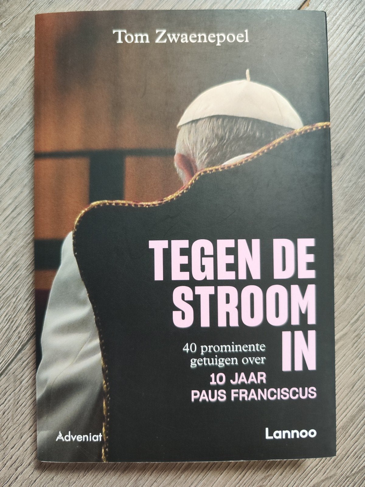 Tegen de stroom in - Tom Zwaenepoel | 10 jaar Paus Franciscu, Ophalen of Verzenden, Zo goed als nieuw, Tom Zwaenepoel
