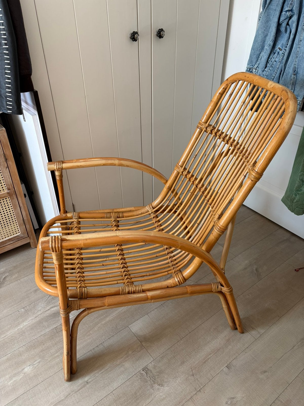 Mooie grote rotan stoel 98cm hoog 57cm breed zitdiepte 55cm, Huis en Inrichting, Stoelen, Ophalen, Bruin, Riet of Rotan, Zo goed als nieuw