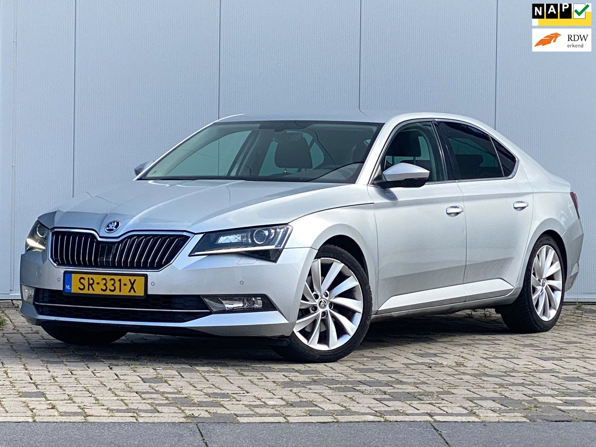Skoda Superb 2.0 TDI 4x4 Sportline Business, Auto's, Automaat, Dealer onderhouden, Gebruikt, Euro 6