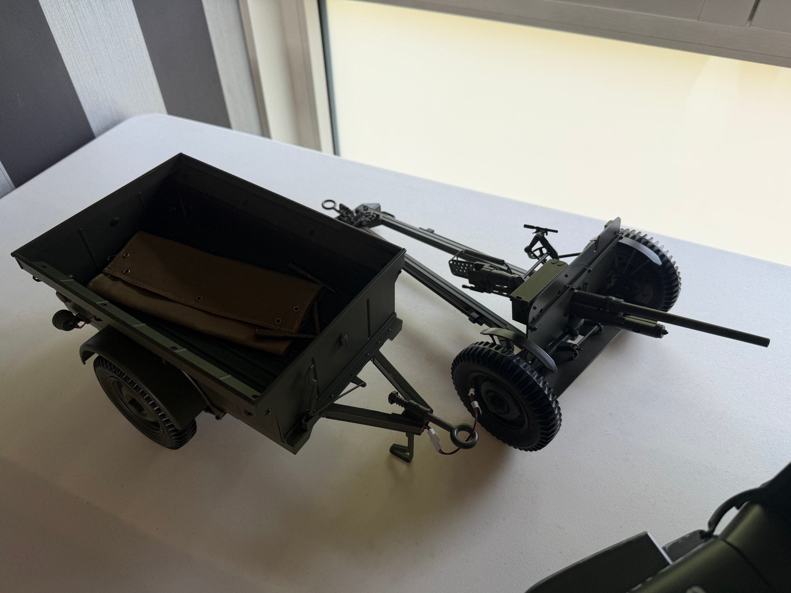 1:8 Willys Jeep WW2 met trailer en antitankkanon, Overige merken, Gebruikt, Auto, Groter dan 1:32