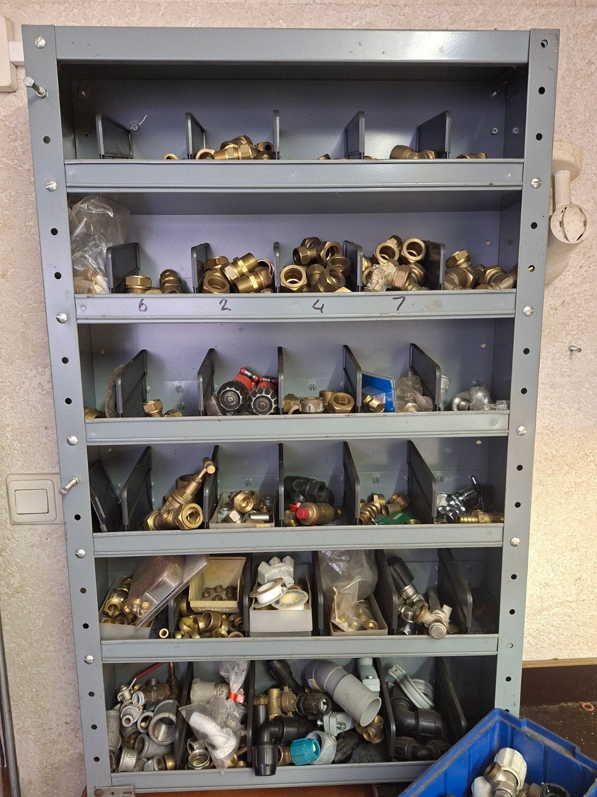 Opbergkast 100 x 60 x 16 cm compleet met inhoud., Ophalen of Verzenden