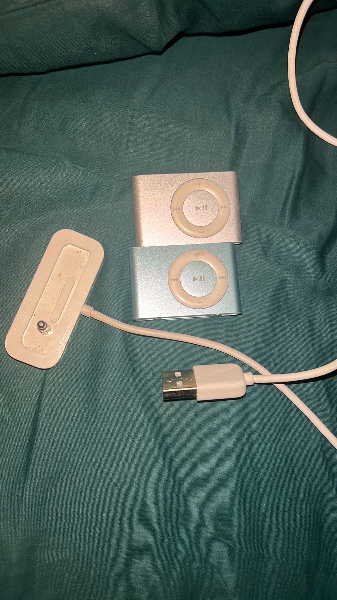 2 Ipod Shuffles 2nd gen Grijs&Blauw, met originele oplader, Ophalen, Gebruikt, Shuffle, Zilver