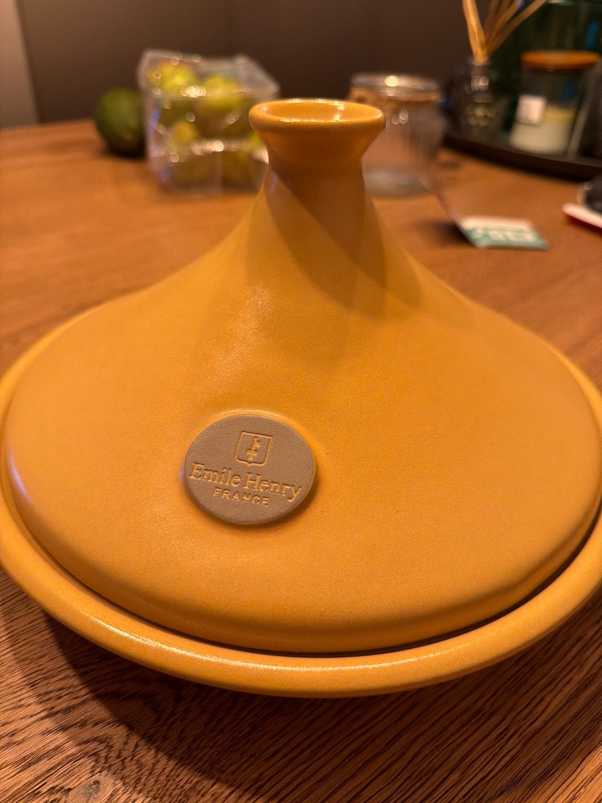 Emile Henry Tajine - Geel - nieuw 27 cm, Huis en Inrichting, Met deksel, Tajine, Nieuw, Ophalen of Verzenden