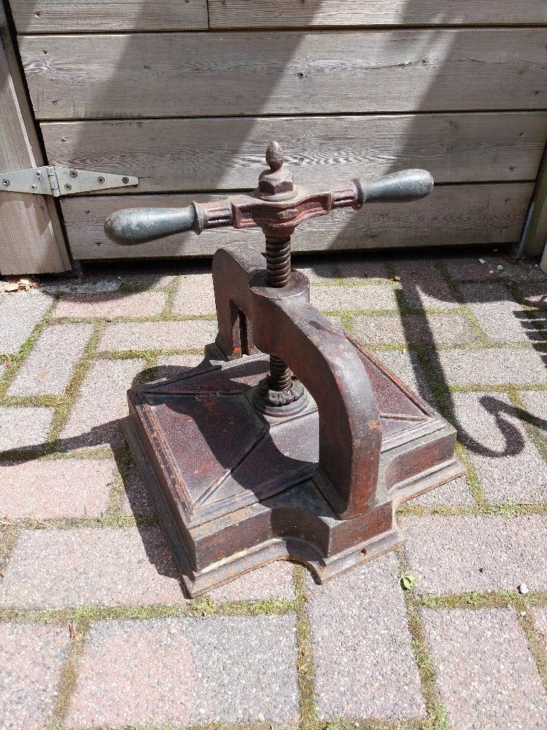 Antieke gietijzeren boekenpers, Ophalen