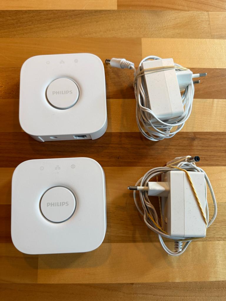 2x Philips Hue Bridge V2 met adapters, Ophalen of Verzenden, Zo goed als nieuw