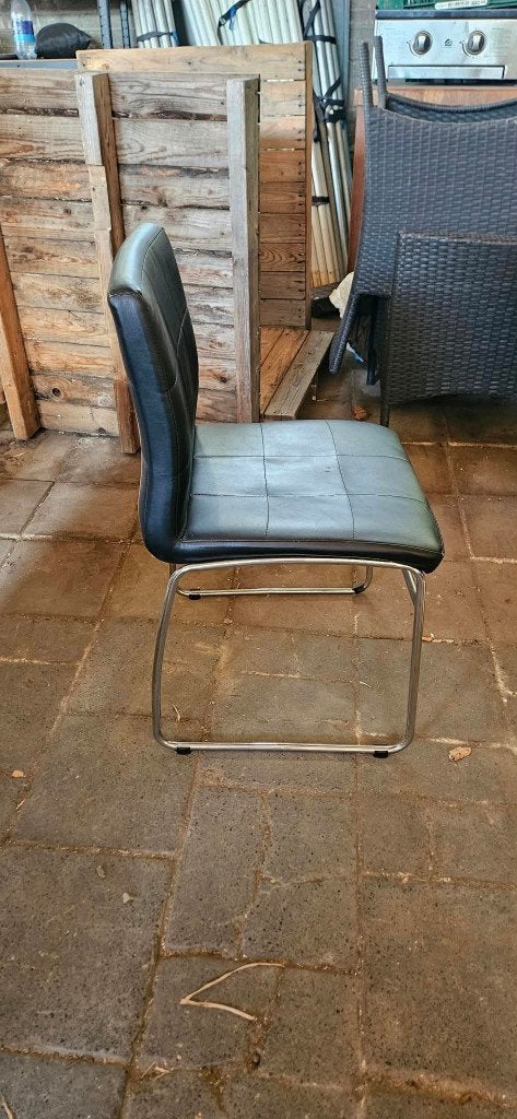 Zwarte degelijke eettafel stoel., Huis en Inrichting, Ophalen, Gebruikt, Zwart, Vier