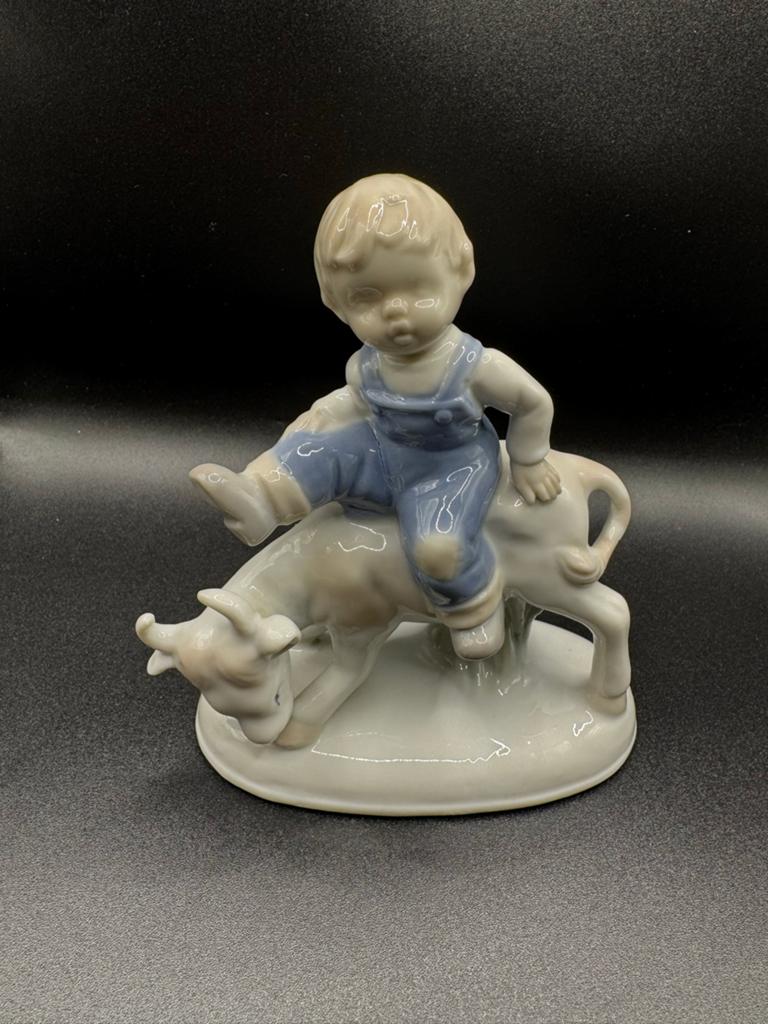 Vintage Porseleinen Beeldje: Jongen op Koe, Antiek en Kunst, Verzenden