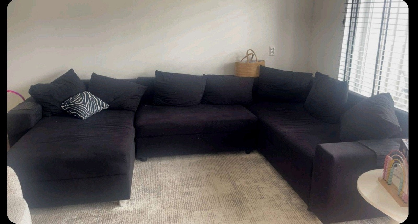 Comfortabele zwarte velvet hoekbank met kussens, Ophalen, Gebruikt, Vierpersoons of meer, Hoekbank