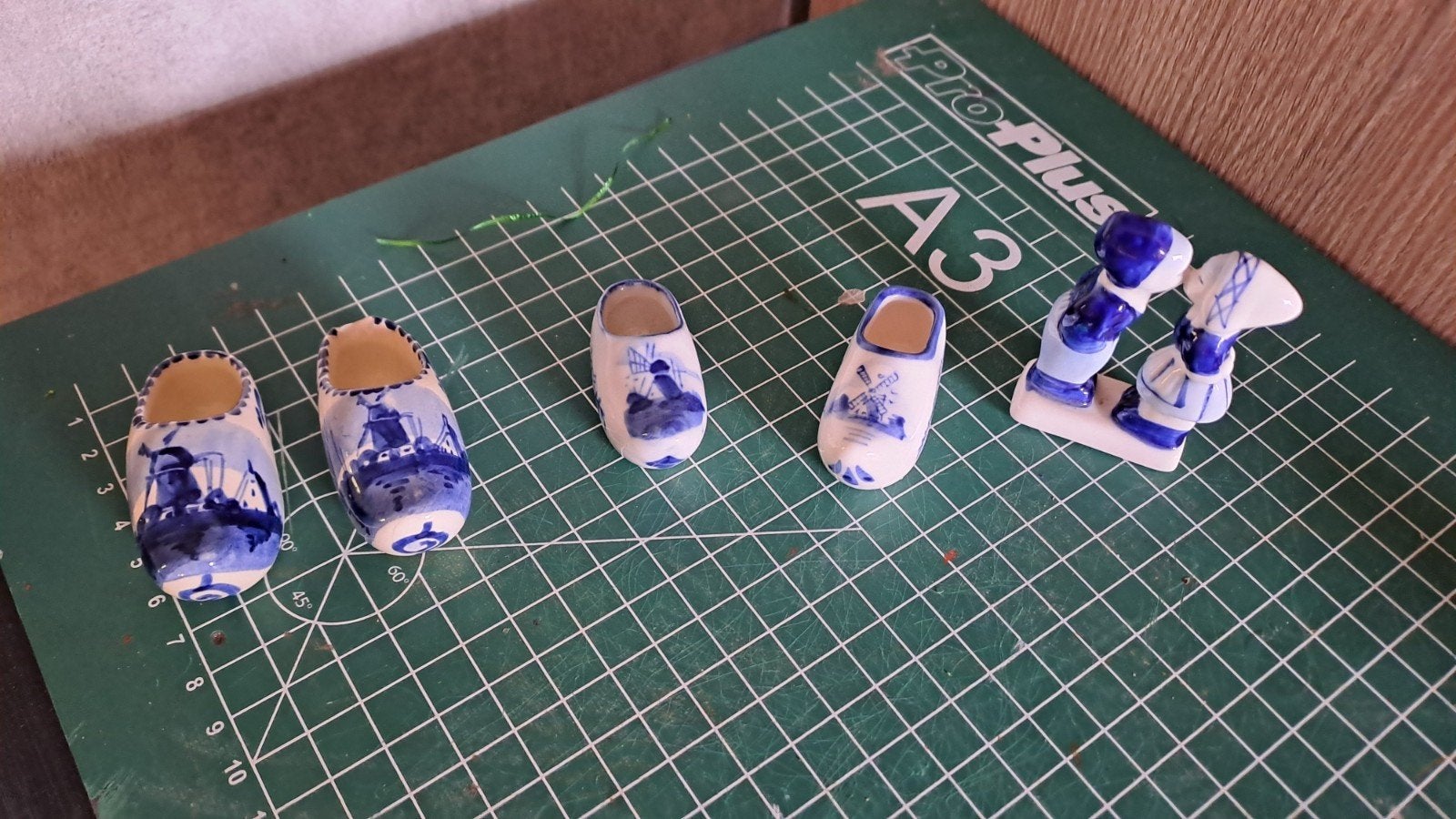 Delfts Blauw Miniatuur Klompjes en Beeldje - Handgeschilderd, Ophalen of Verzenden, Gebruikt