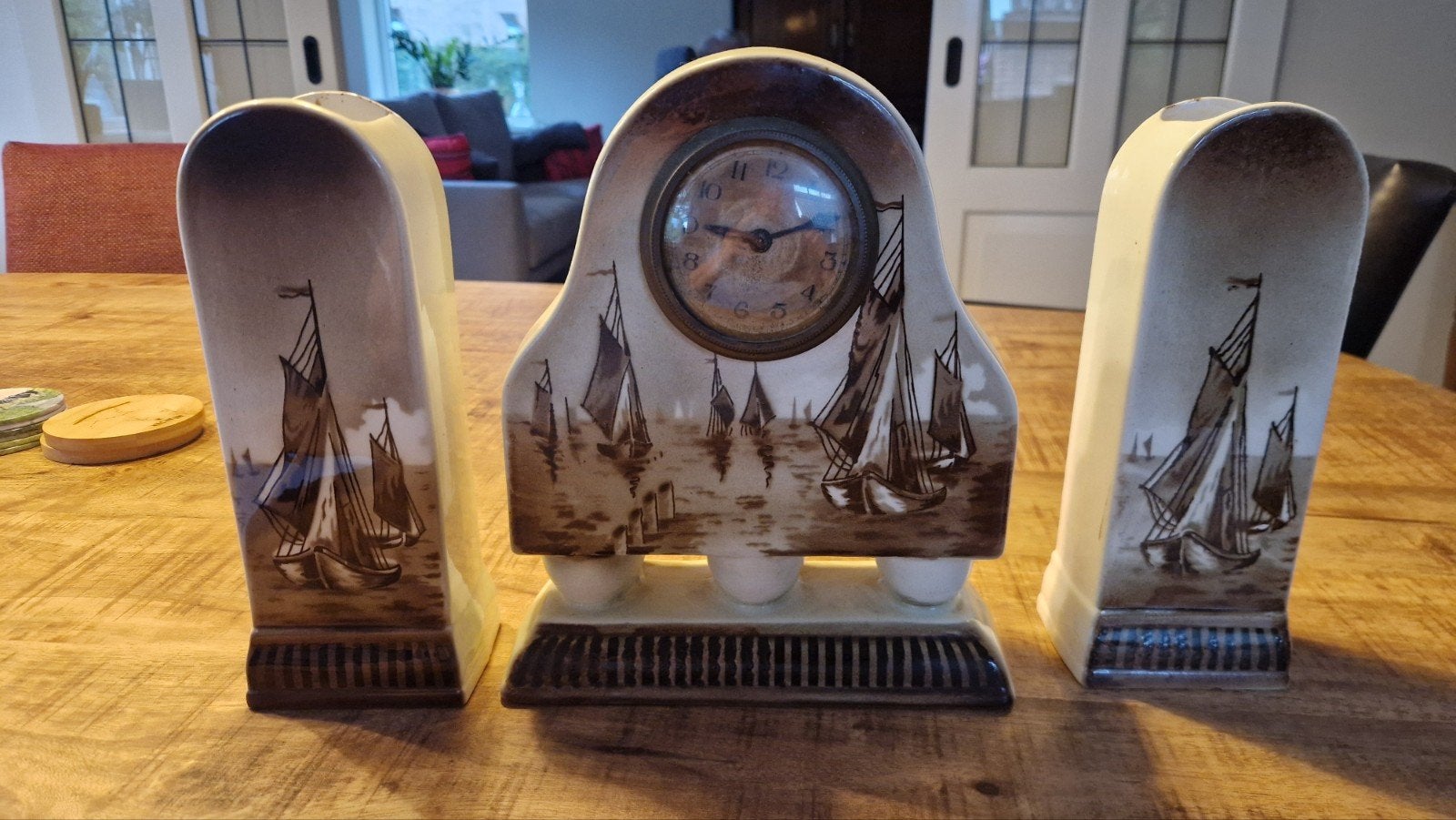 Antieke klok met zeilboten decor, Ophalen