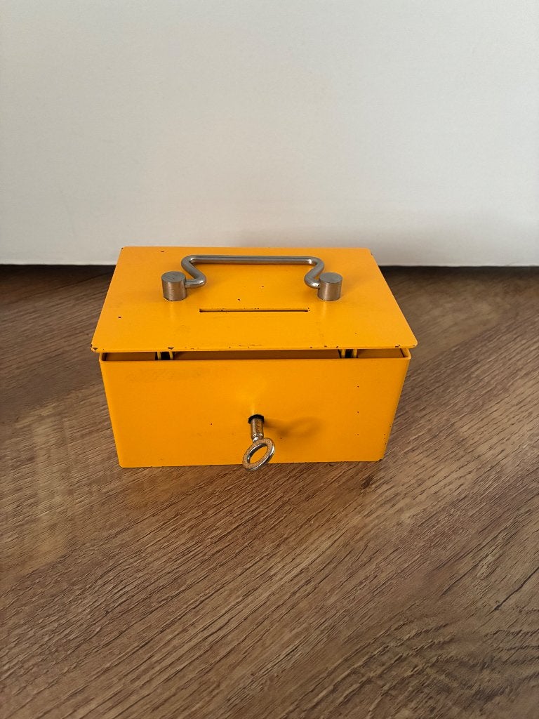 Vintage geld kistje te koop, Verzamelen, Spaarpotten, Ophalen of Verzenden, Gebruikt, Metaal of Blik, Overige thema's