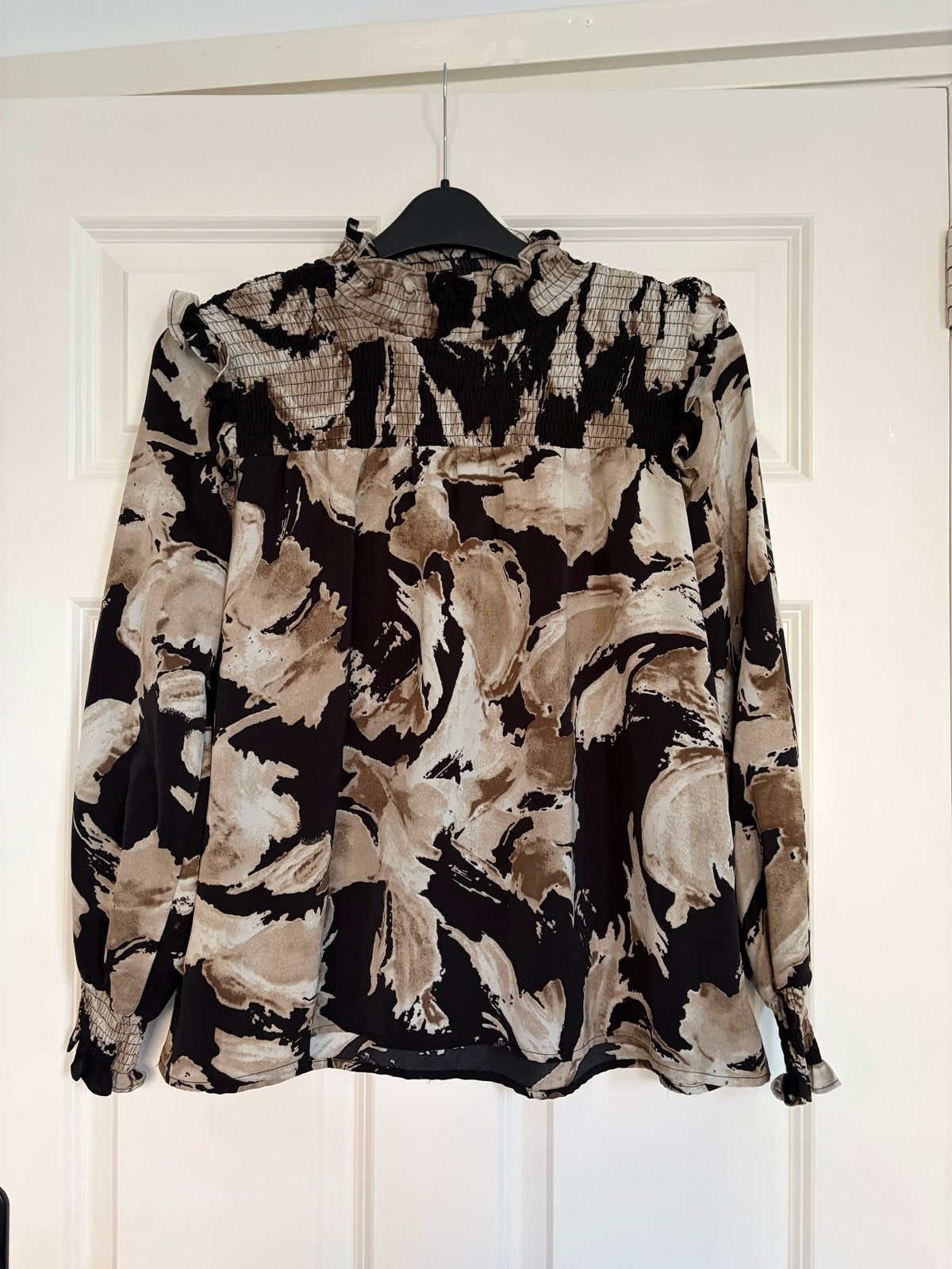 Unika Paris zwart blouse met print en ruches - Maat S/M, Kleding | Dames, Ophalen of Verzenden, Zo goed als nieuw, Maat 38/40 (M)