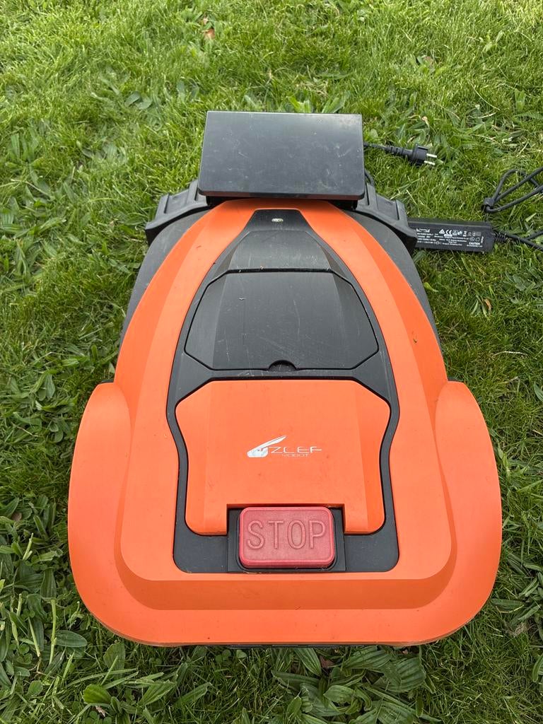 Zoef robotmaaier - Oranje, Gebruikt, Tuin en Terras, Robotmaaiers, Gebruikt, 20 tot 25 cm, Met regensensor, Bestuurbaar via app