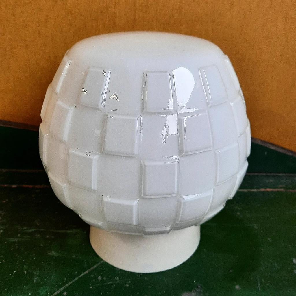 Vintage glas plafond lamp, melkglas, vierkantjes in reliëf, Gebruikt, Vintage, Ophalen of Verzenden, Glas