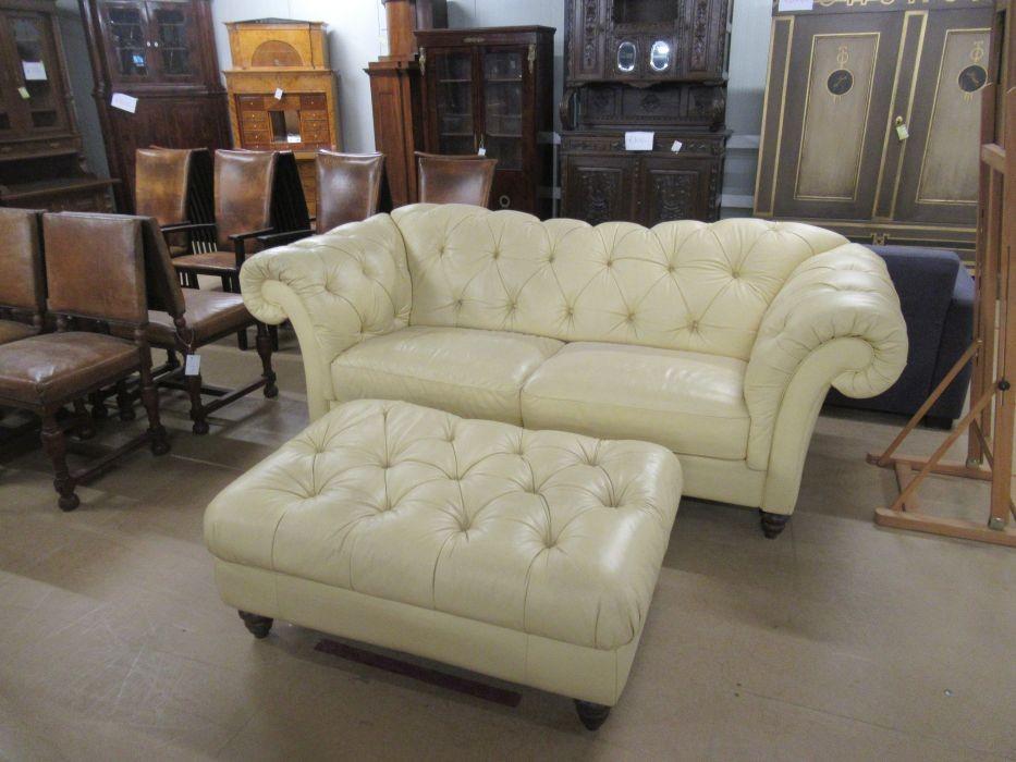 Oer 10247 vintage leren Chesterfield bank met grote poef, Huis en Inrichting, Banken | Bankstellen, Ophalen, Gebruikt, Driepersoons