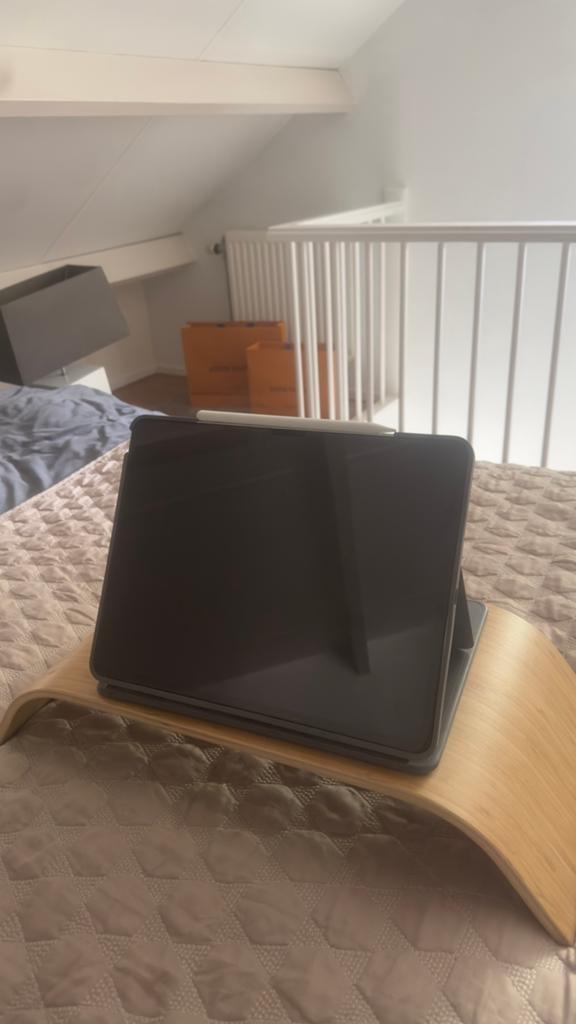 iPad Air 13 inch 128GB + stylus pen + Logitech hoes, Ophalen of Verzenden, Zo goed als nieuw, Grijs, Apple iPad Air