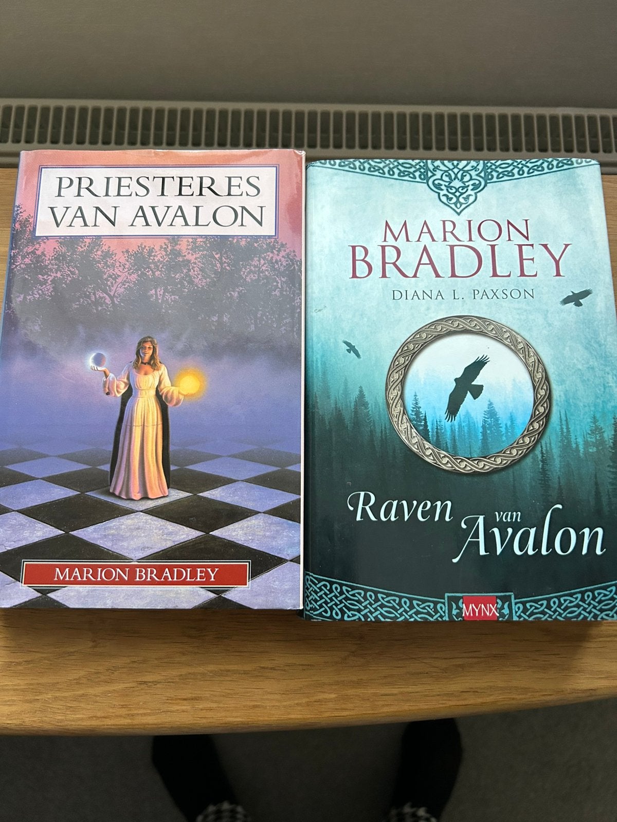 Marion Bradley 2 stuks, Ophalen of Verzenden, Zo goed als nieuw