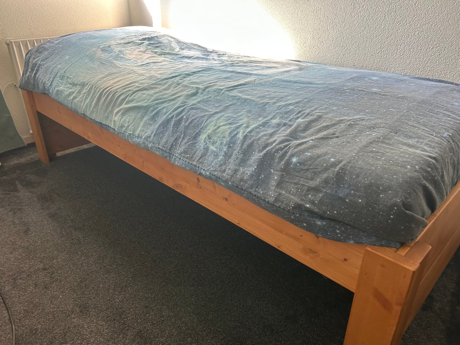 Bed massief hout 90x200 met latten bodem zonder matras, Ophalen, Zo goed als nieuw, Eenpersoons