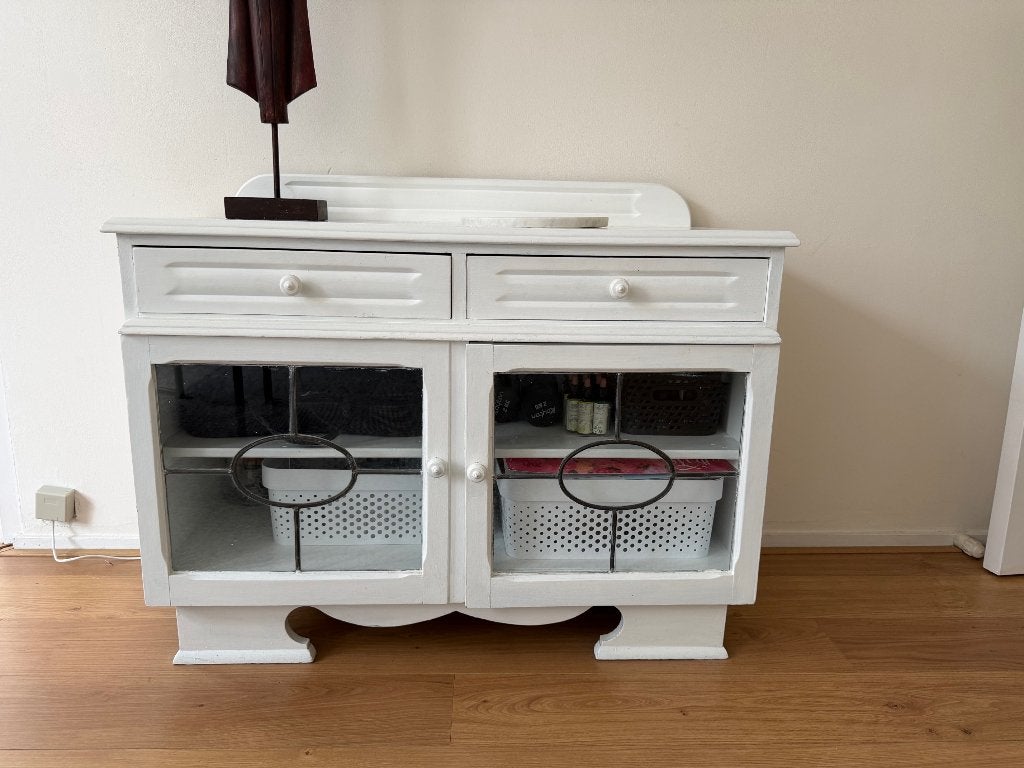 Vitage lage kast, massief hout, wit, glas in lood deurtjes, Ophalen, Grenenhout, Gebruikt, Landelijk, vintage, massiek hout, wit