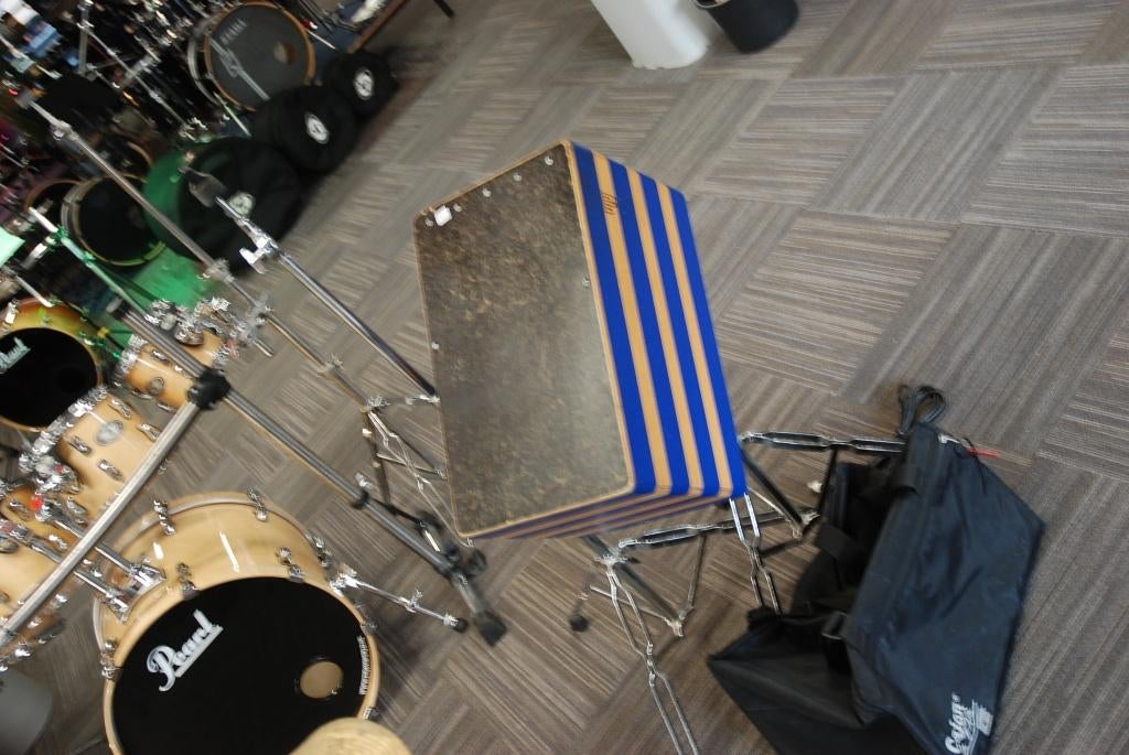 Schlagwerk Cajon op standaard     <25252378>, Muziek en Instrumenten, Gebruikt, ., Drums of Percussie, Ophalen of Verzenden