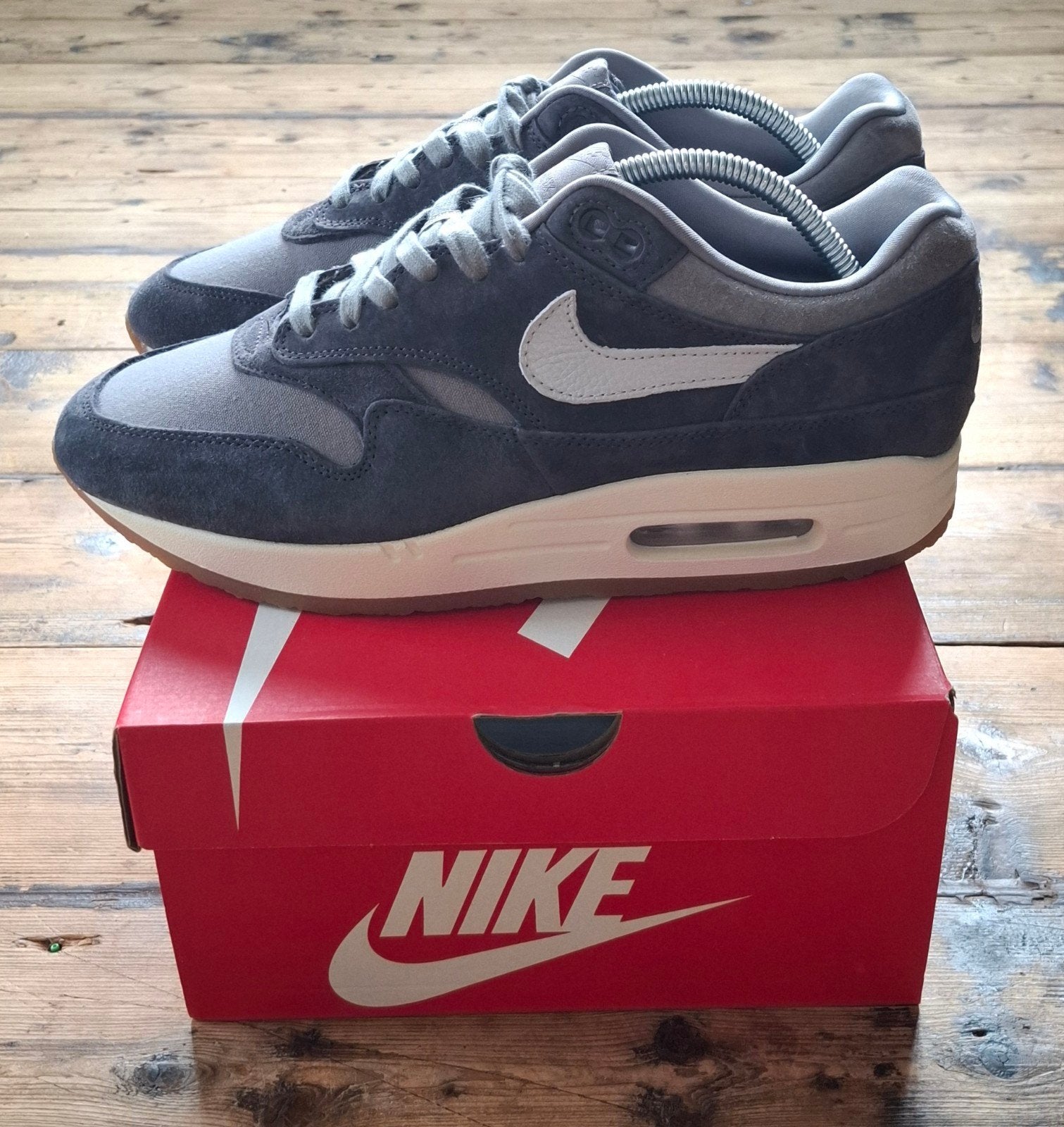 Nike Air Max 1 'Soft Grey' - Maat 43, Overige kleuren, Nike, Nieuw, Ophalen of Verzenden