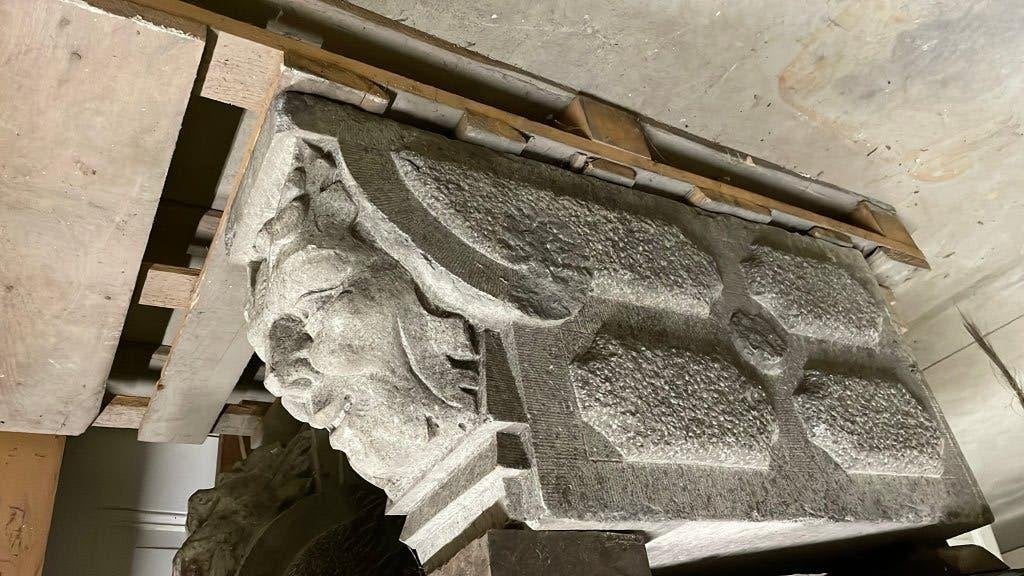 2 stuks hardstenen ornamenten met koppen circa 80x40x20cm, Ophalen