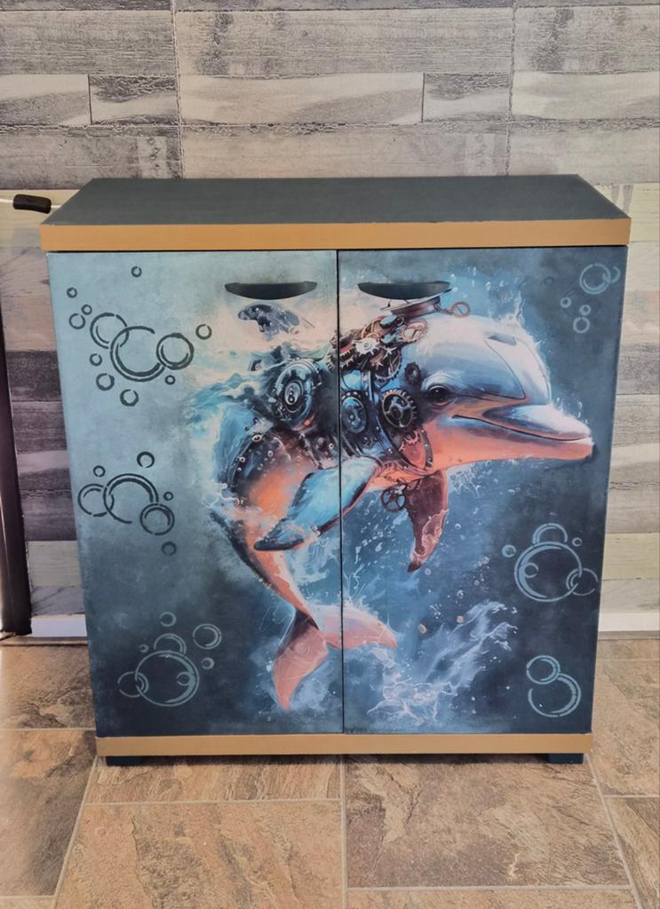 Tweedeurs kast gedecoreerd met Steampunk Dolfijn, Ophalen