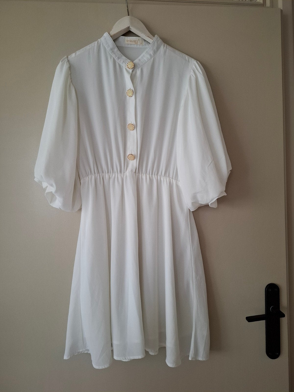 Wit jurkje met gouden knopen en pofmouw. Monteau. Vila. M., Kleding | Dames, Jurken, Ophalen of Verzenden, Zo goed als nieuw, Wit