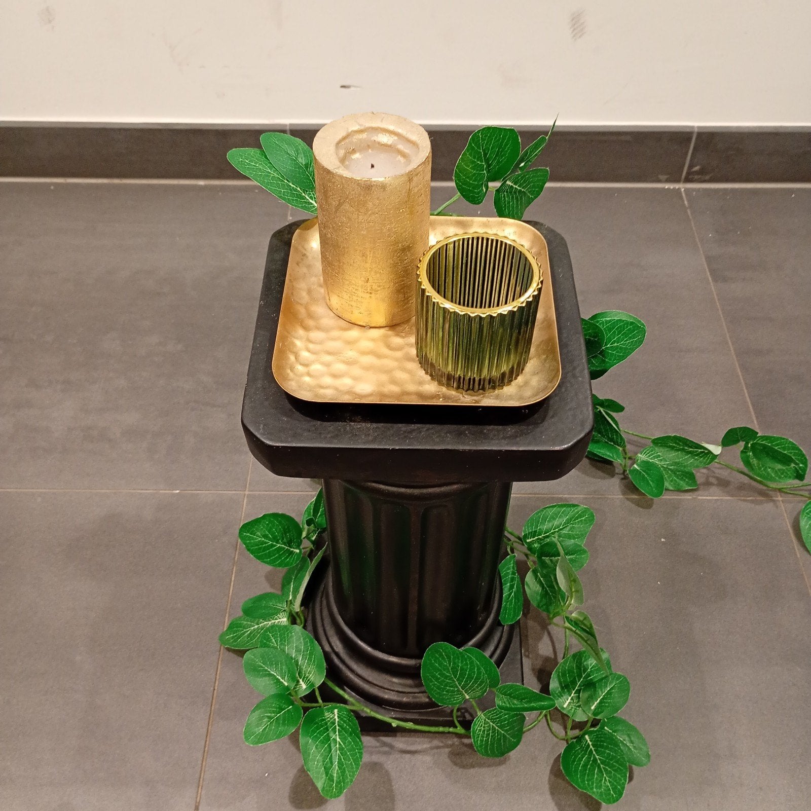 Decoratieve zuil met gouden accenten en kunstplant, Ophalen of Verzenden