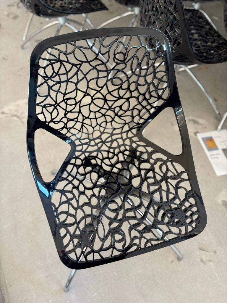 Design kuipstoel met opengewerkt kunststof design, Ophalen, Kunststof, Gebruikt, Zwart