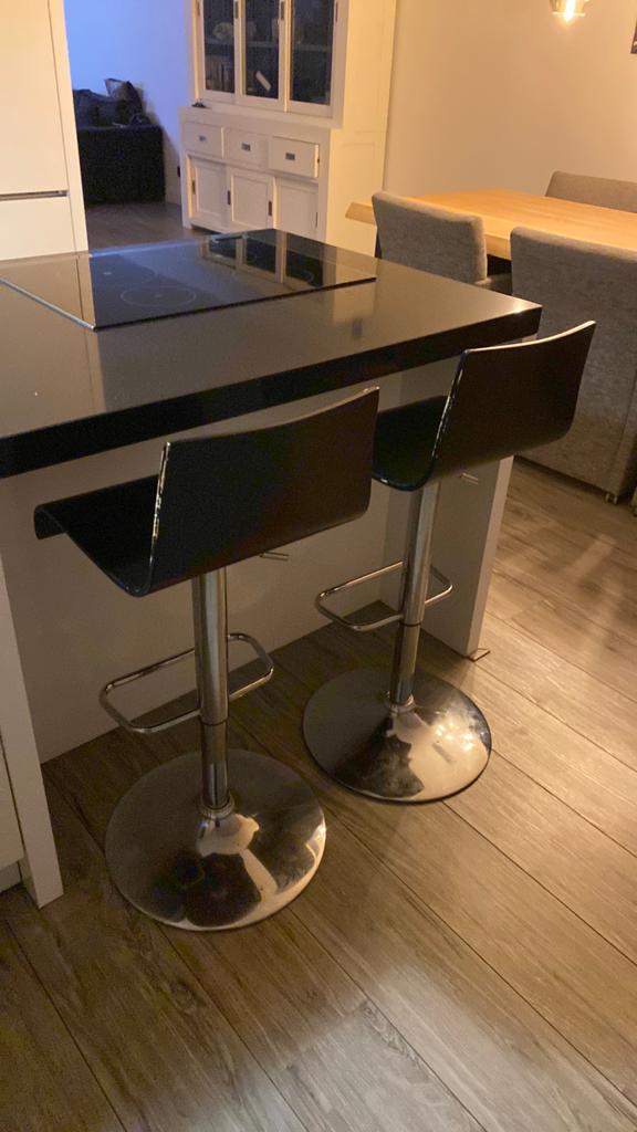 Twee zwarte houten barkrukken, in hoogte verstelbaar, Huis en Inrichting, Barkrukken, Gebruikt, 60 tot 90 cm, Ophalen of Verzenden
