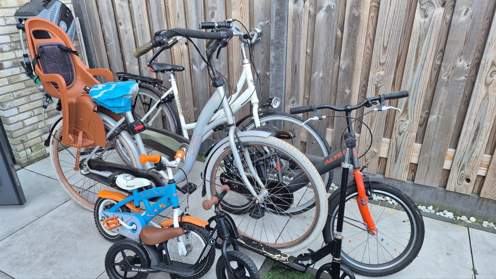 Diverse fietsen: kinderfiets, loopfiets, damesfiets, Ophalen, Gebruikt, Minder dan 16 inch, Zijwieltjes