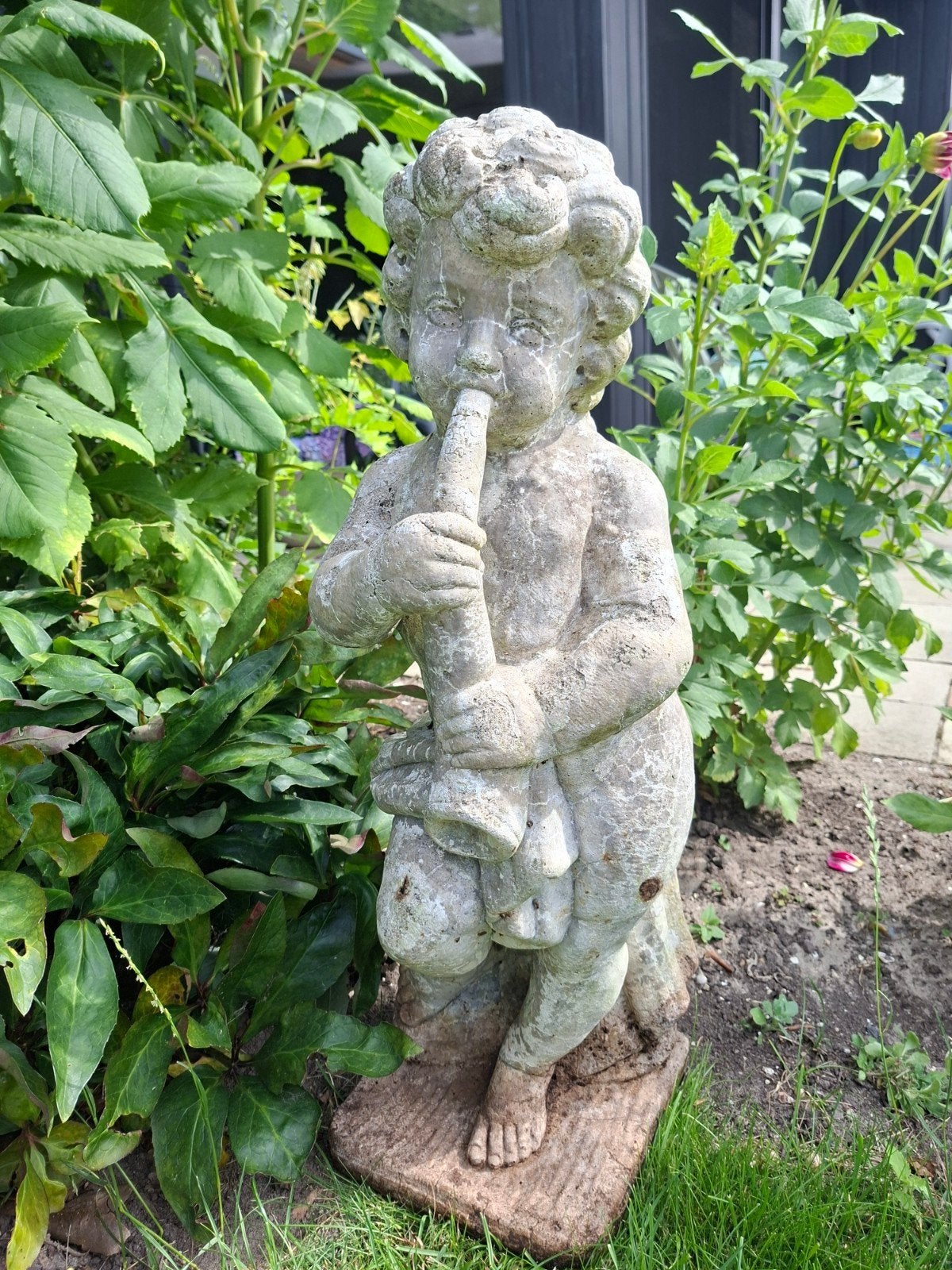 Vintage stenen putto tuinbeeld met fluit, massief, Ophalen, Gebruikt, Steen, Engelenbeeld