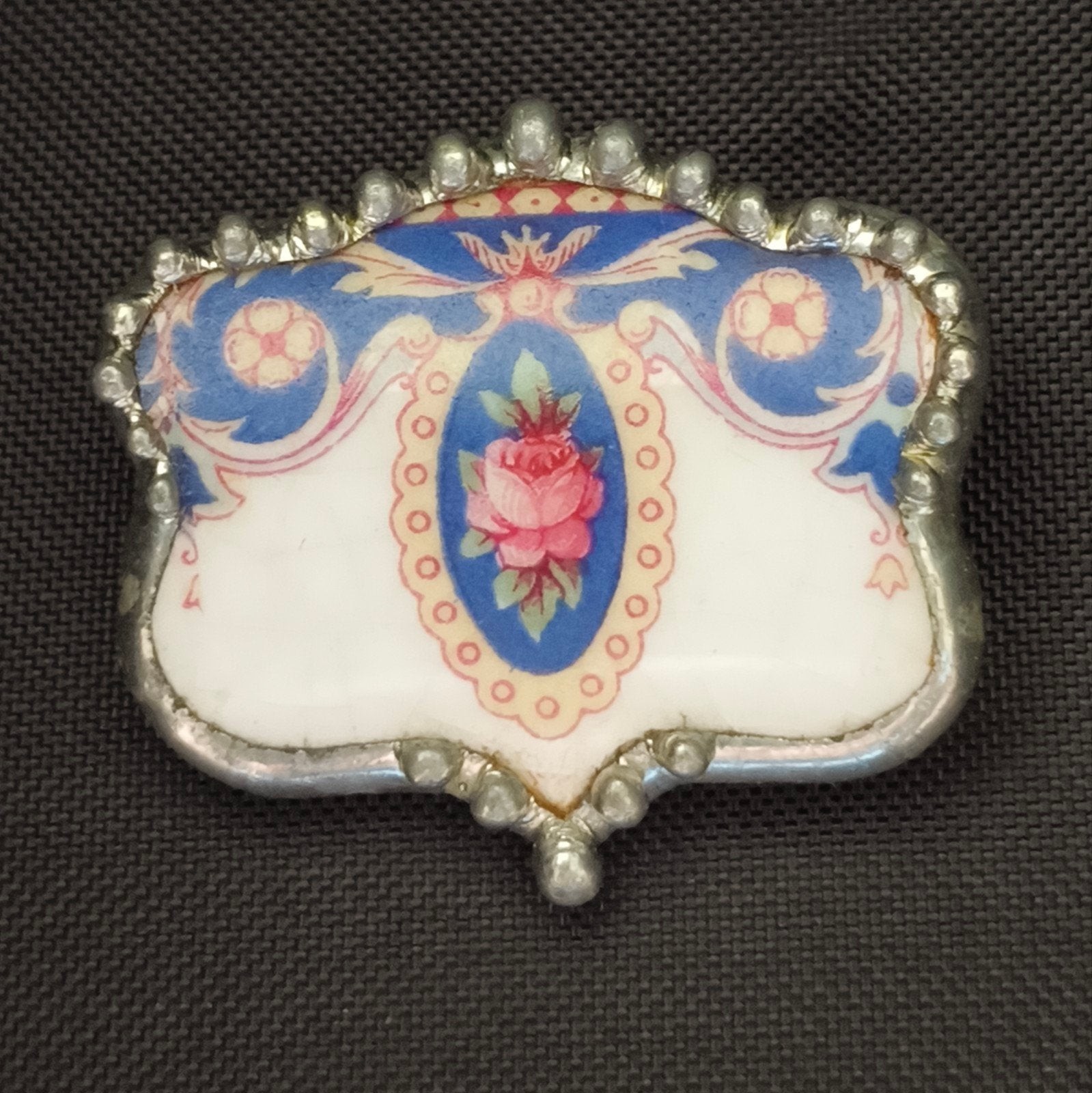 Jaren 50 Carrigwood porselein/tin Broche/hanger, Ophalen of Verzenden, Gebruikt, Blauw, Overige materialen