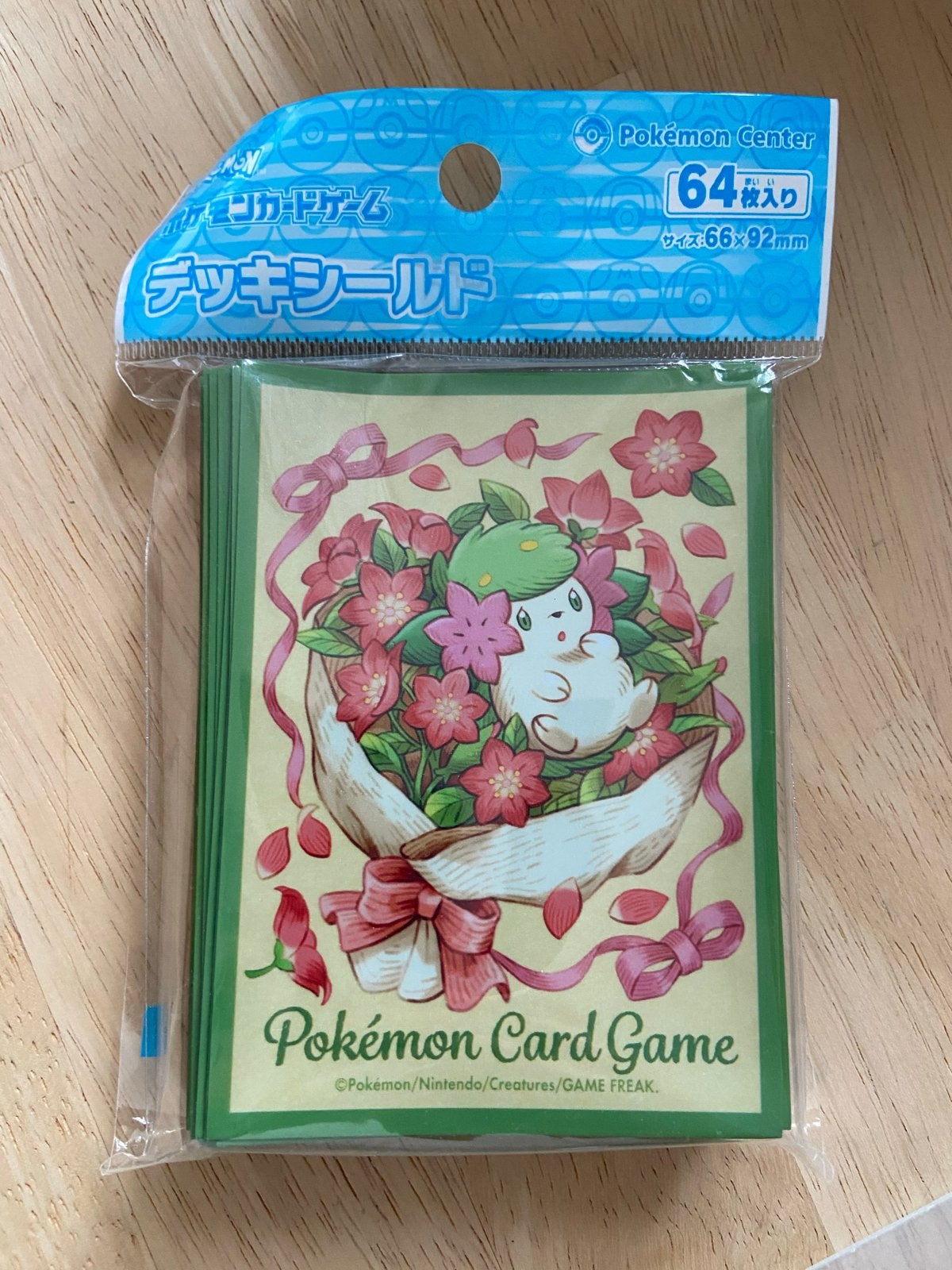 Pokémon Center Japan Sleeves - Shaymin (64 stuks), Ophalen of Verzenden, Nieuw, Sleeves of Kaarthoesjes