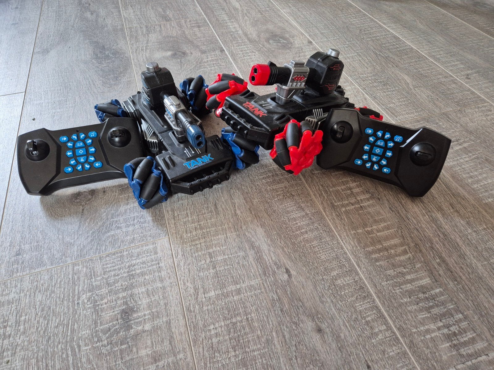 RC Tank Stunt Auto's met Afstandsbediening (2 stuks), Gebruikt, Auto offroad, Overige schalen, Ophalen