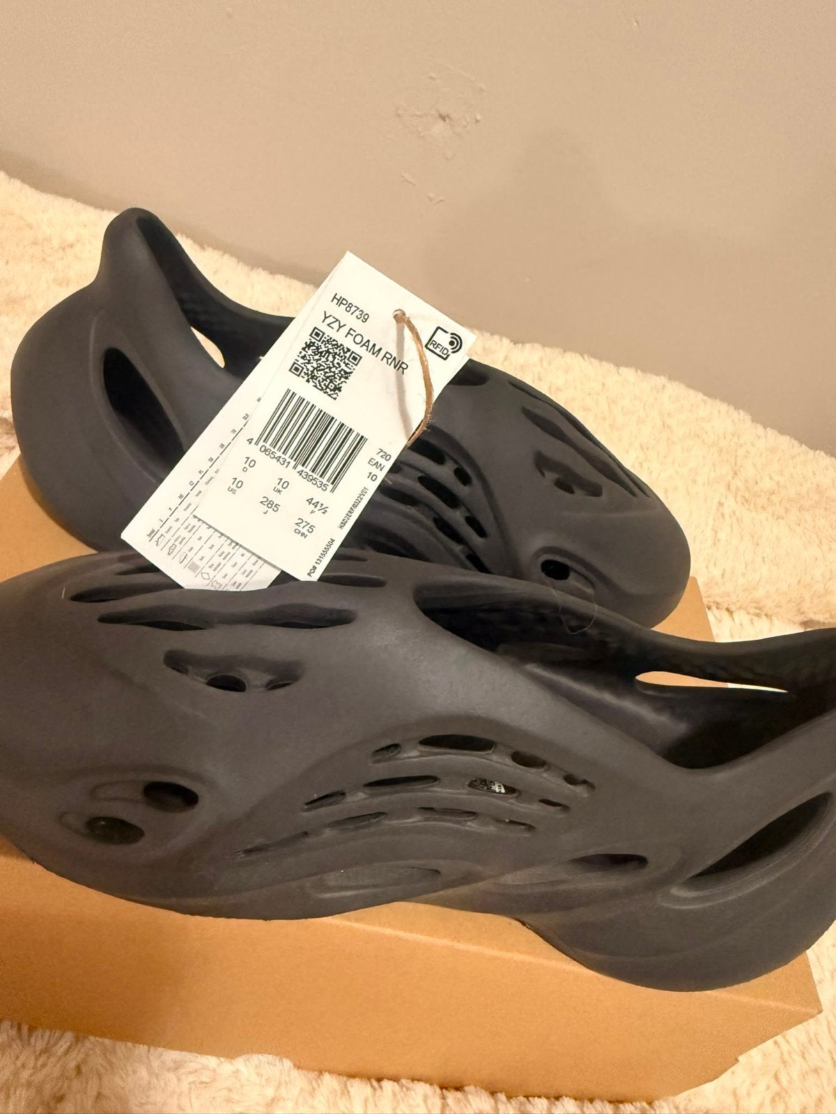 Yeezy Foam RNNR Carbon - Maat 44.5 - Nieuw in doos, Zwart, Gedragen, Ophalen, Slippers