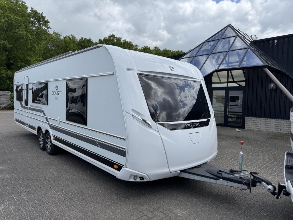 LMC Exquisite 695 VIP 2023 | Vrijst. Queensbed | Nieuwe tent, Caravans en Kamperen, Caravans, Schokbreker, Bedrijf, Treinzit, 6 tot 7 meter