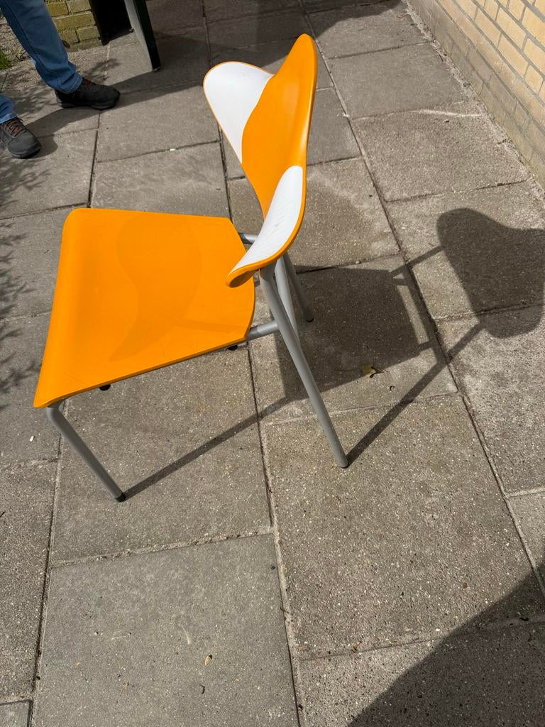 Oranje en rode stoelen - 41 stuks, Ophalen, Kunststof, Gebruikt, Overige kleuren