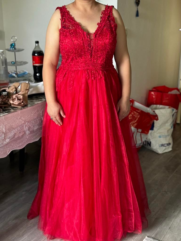 De jurk is rood en de maat is 44., Ophalen of Verzenden, Zo goed als nieuw, Accessoires