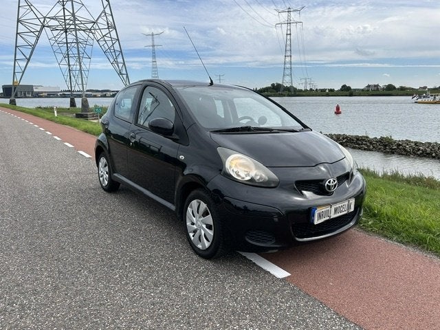 Toyota Aygo 2010 5 deurs airco nwe koppeling/banden 100 % in, Auto's, Keurmerk '100% Onderhouden', Dealer onderhouden, Stof, Gebruikt
