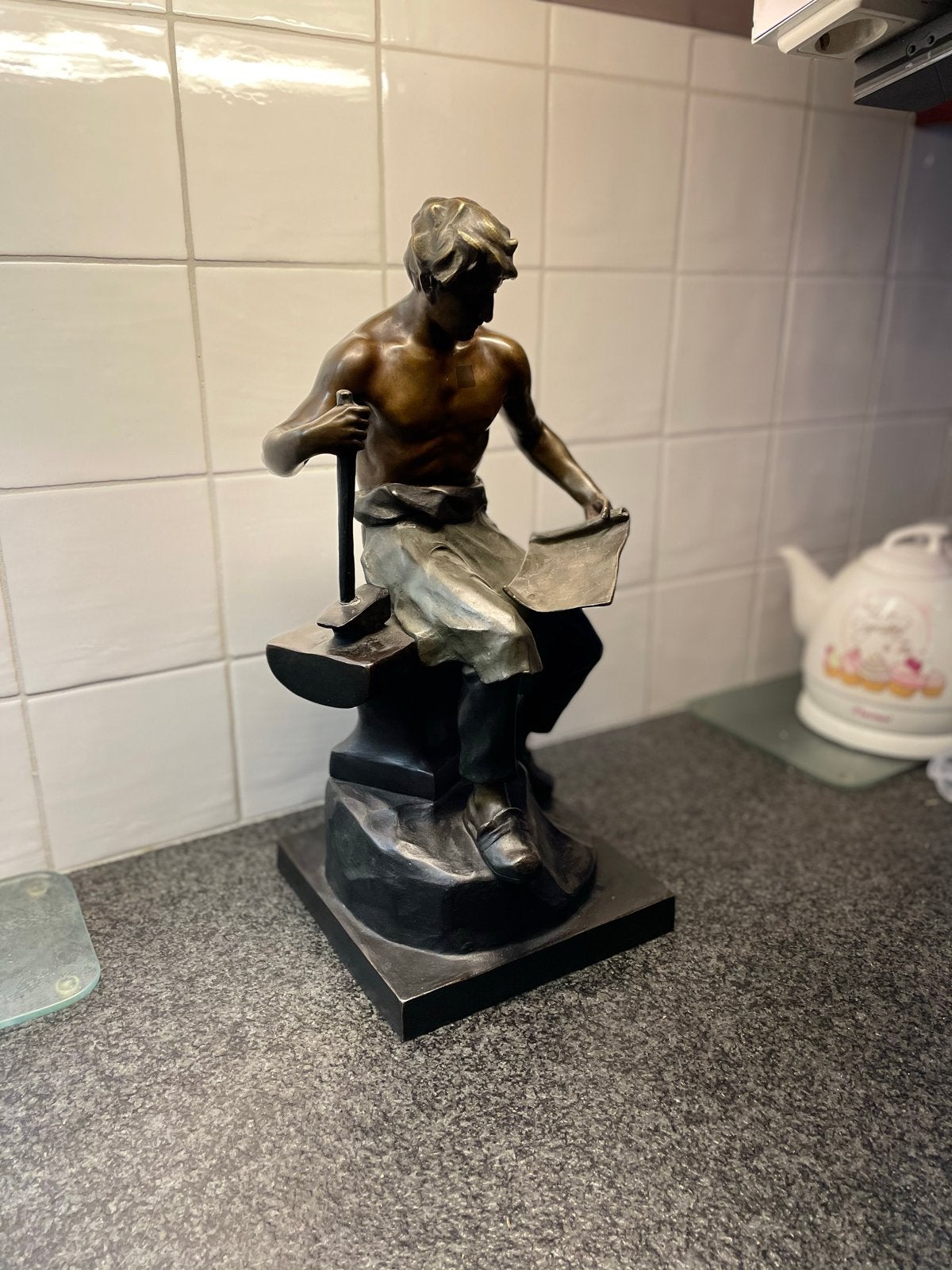 Bronzen beeld van een smid op aambeeld, gesigneerd, Ophalen, Brons, Beeld, Bruin