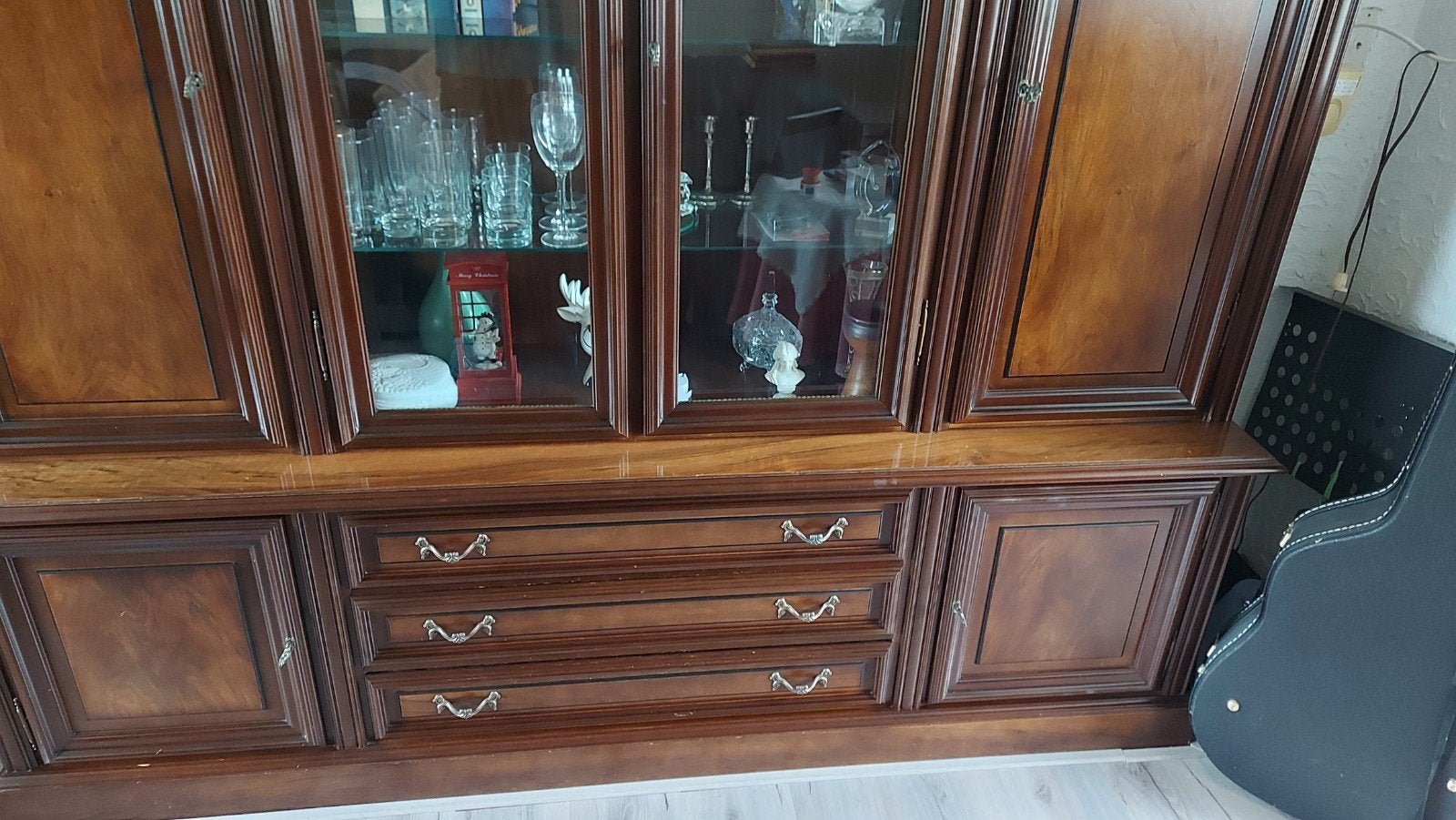 Grote Notenhouten Vitrinekast met Lades en Deuren, Ophalen, Gebruikt, Met deur(en), Glas