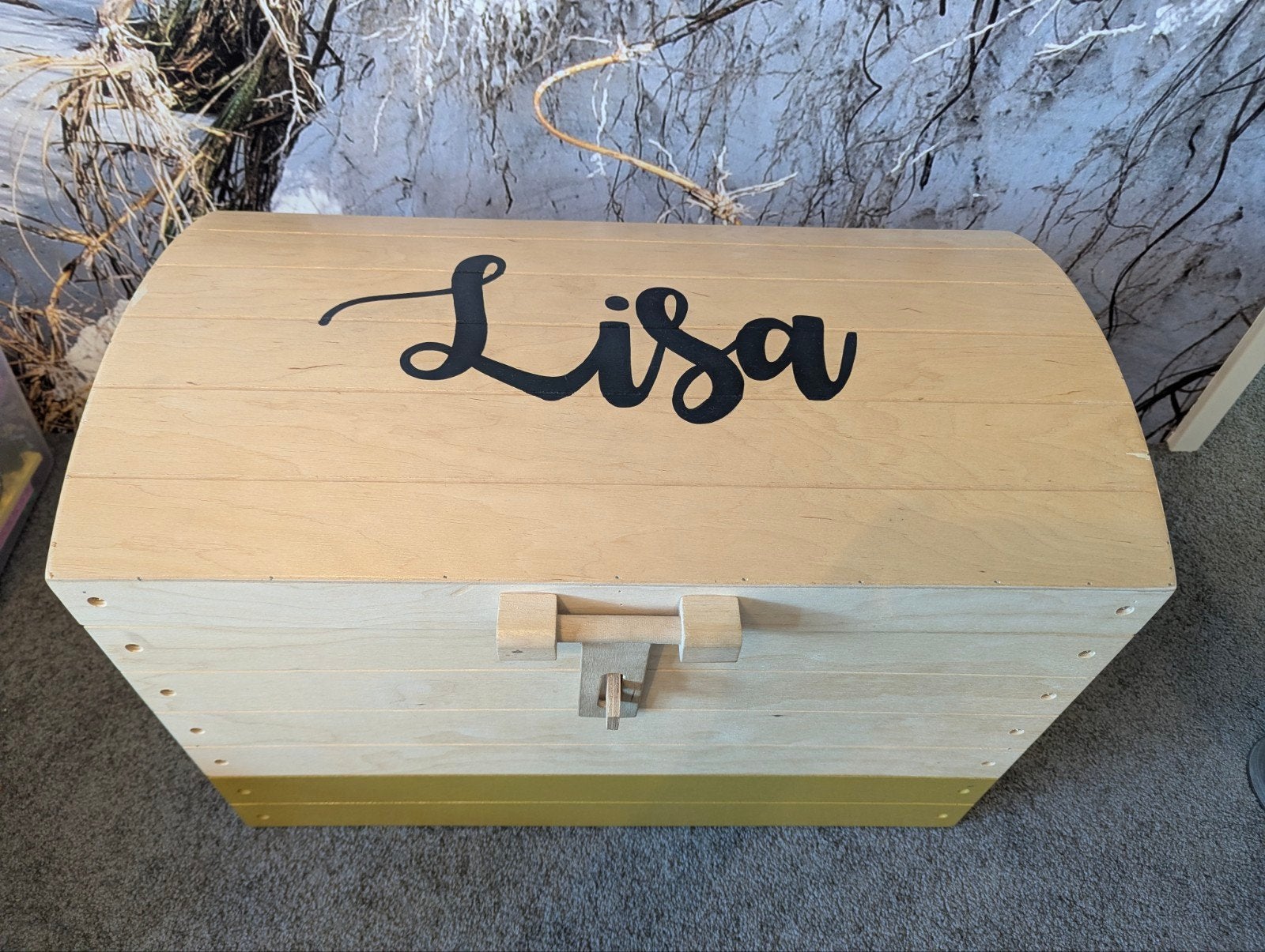 Mooie okergele speelgoed/verkleed kist met naam Lisa, Ophalen, Zo goed als nieuw, Overige typen